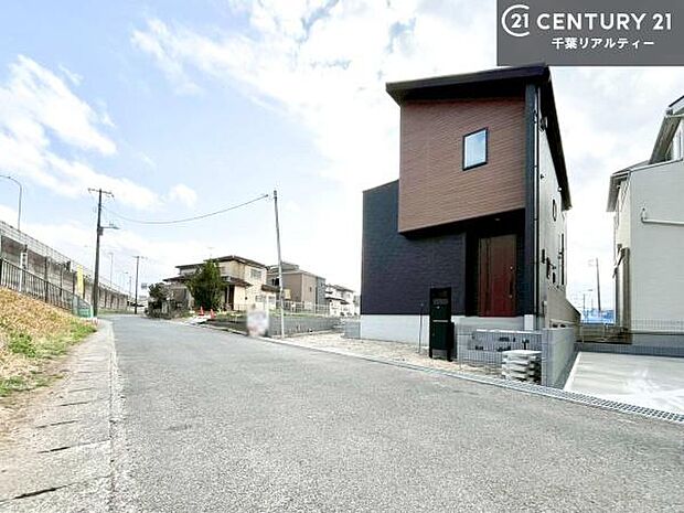 周辺環境や、お客様のご希望に合った物件も一緒にご案内を致します。住宅ローンアドバイザーによるご相談も承ります。当社はお問い合わせに即対応します!お待たせしません!