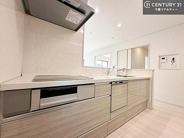 大人気の対面式システムキッチンを採用しています!ご家族のコミュニケーションが自然と増える設計です。お子様にも目が届くので嬉しいですね!広々使えて快適で作業が進みます。