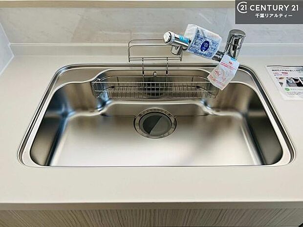 ワイドなシンクですね!水が跳ねにくく洗物がしやすい家事が楽々仕様のシステムキッチンです!デザイン性と機能性を兼ねたキッチンで清潔感がありますね!