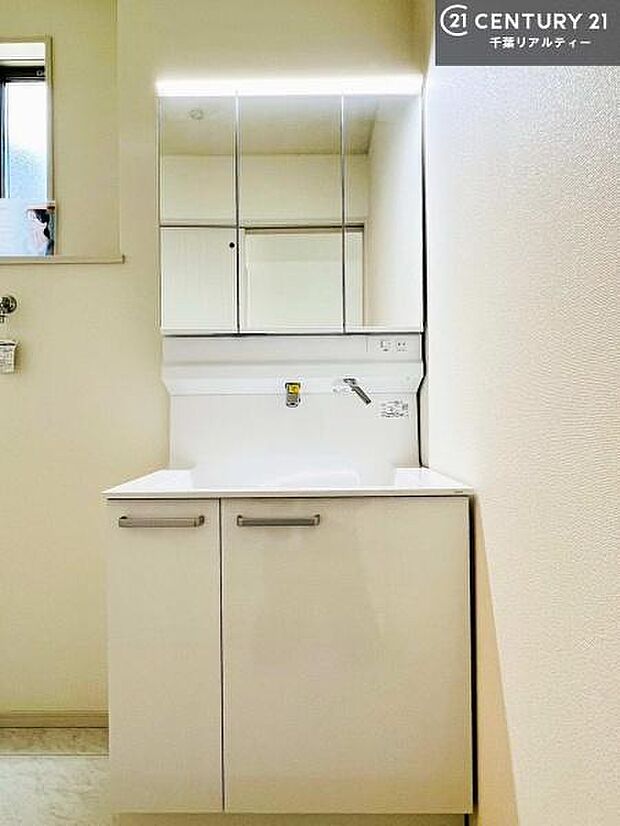 三面鏡仕様の洗面所は、身だしなみがしやすい造り!裏は収納になっています。ドライヤーやお化粧道具を片付けられるので洗面台周りをスッキリと見せることが出来ます!