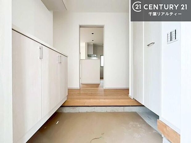 疲れて帰ってきても、ただいま!を言いたくなる、優しく迎え入れてくれる空間になっています。明るく温もり溢れる玄関です!