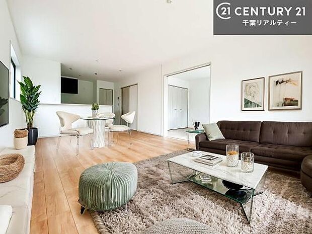 家具はCGパースです。開放感のある広々LDK!ソファーやダイニングテーブルを置いても窮屈にならないので快適に過ごせます!コミュニケーションが取りやすいリビングです!