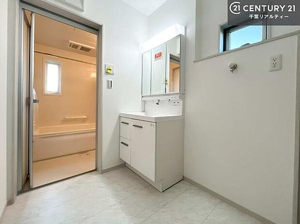 小窓付きの明るい洗面室です!湿気もすぐに入れ替えができて清潔に保つことができます!自然光が差し込むのでお化粧の仕上がりも良くなりますね!