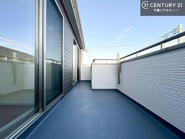 広々としているバルコニーです!お洗濯物を干すのはもちろん風に当たりながらくつろぎタイムが送れます!