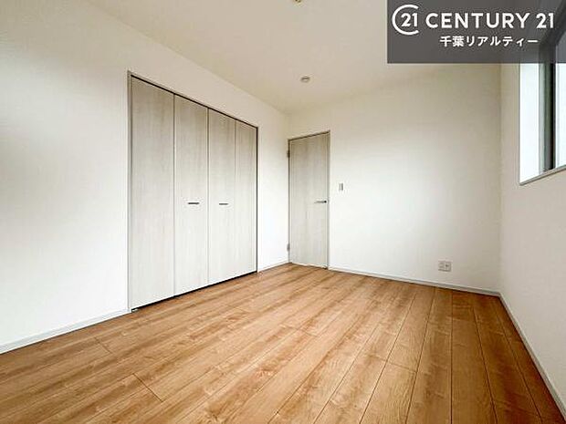 収納スペースがついています!居室をスッキリ整頓する事ができますね。家具を選ばないシンプルなデザインの為、家具を選ばずお気に入りの空間作りができそうですね。