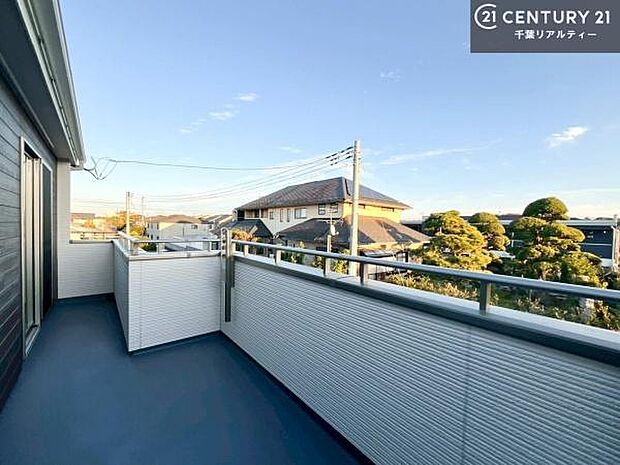 晴れた日には青い空を見渡せる開放的な時間を楽しめます。気持ちの良い風が通り抜ける街並みです!