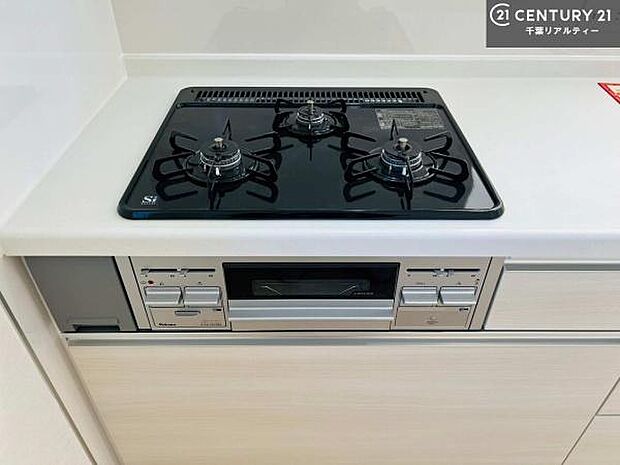 【同仕様】コンロは三口あるのでお料理の同時進行ができます。もちろんグリル付きです。調理スペースも広々している為作業がしやすい!使い勝手が良いシステムキッチンです!