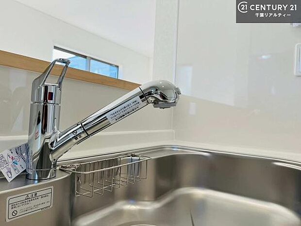 【同仕様】ワイドなシンクですね!水が跳ねにくく洗物がしやすい家事が楽々仕様のシステムキッチンです!デザイン性と機能性を兼ねたキッチンで清潔感がありますね!