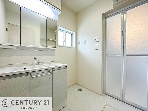 【同仕様】小窓付きの明るい洗面室です!湿気もすぐに入れ替えができて清潔に保つことができます!自然光が差し込むのでお化粧の仕上がりも良くなりますね!