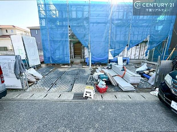 駐車スペースは3台分あります!セカンドカーはもちろん、バイクや自転車なども置き場所に困りません。