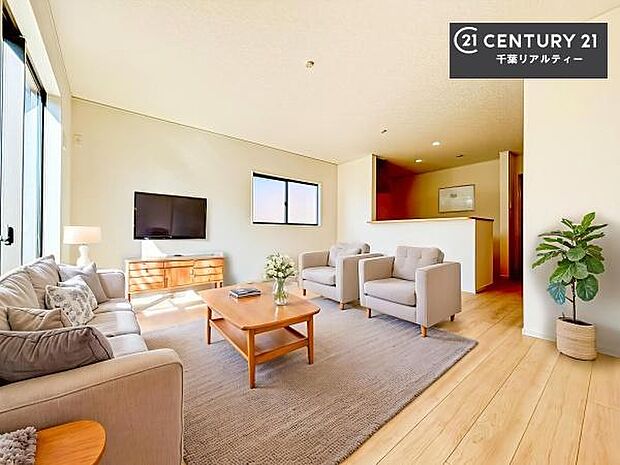 家具はCGパースです。開放感のある広々LDK!ソファーやダイニングテーブルを置いても窮屈にならないので快適に過ごせます!