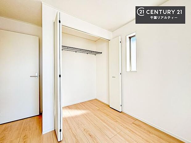 収納スペースがついています!居室をスッキリ整頓する事ができますね。家具を選ばないシンプルなデザインの為、家具を選ばずお気に入りの空間作りができそうですね。