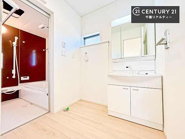 三面鏡仕様の洗面所は、身だしなみがしやすい造り!裏は収納になっています。ドライヤーやお化粧道具を片付けられるので洗面台周りをスッキリと見せることが出来ます!