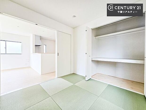 タタミの香りが安らぎを与える、リラックス空間。窓も大きく開放感のある和室となっております。日本人の心感じる「和」の空間。