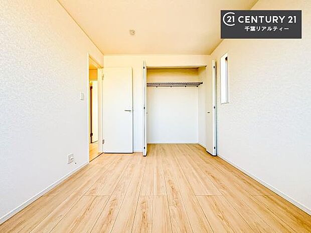 洋室は子供部屋や寝室、色々と用途多彩に利用できますね。収納力もたっぷりなので、広々気持ちよく過ごすことができます。