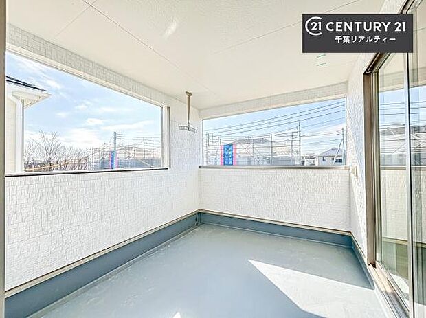 落ち着きある住宅街です!周囲には高い建物がなく、空が広く開放感があり、陽当たりを大きく遮られることもありません!気持ちの良い風が通り抜ける街並みです!