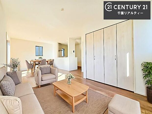 家具はCGパースです。開放感のある広々LDK!ソファーやダイニングテーブルを置いても窮屈にならないので快適に過ごせます!コミュニケーションが取りやすいリビングです!