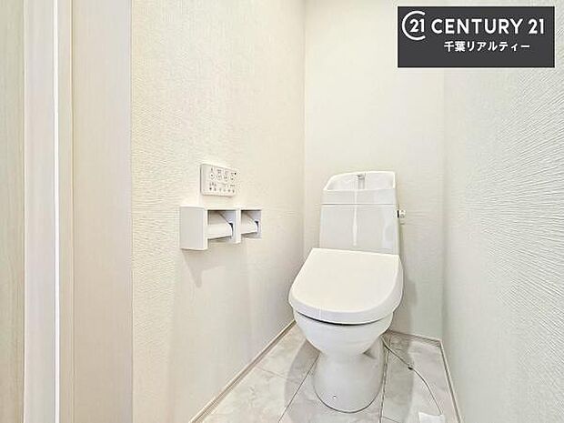 1・2階にトイレがございます!朝の忙しい時間帯も待たずにすみそうですね。白を基調とした清潔感のあるトイレでお手入れがしやすいです!