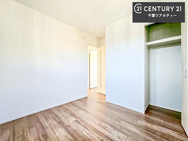 収納スペースがついています!居室をスッキリ整頓する事ができますね。家具を選ばないシンプルなデザインの為、家具を選ばずお気に入りの空間作りができそうですね。