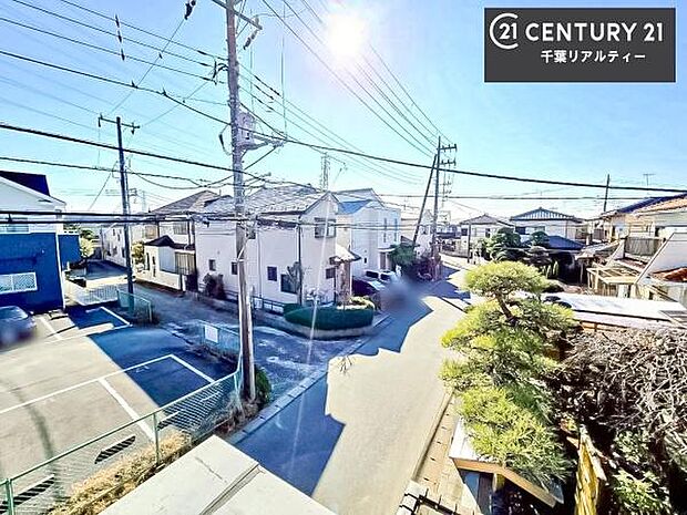 眺望良好なバルコニー。お天気のいい日にはバルコニーへでてリフレッシュするのもいいですね!