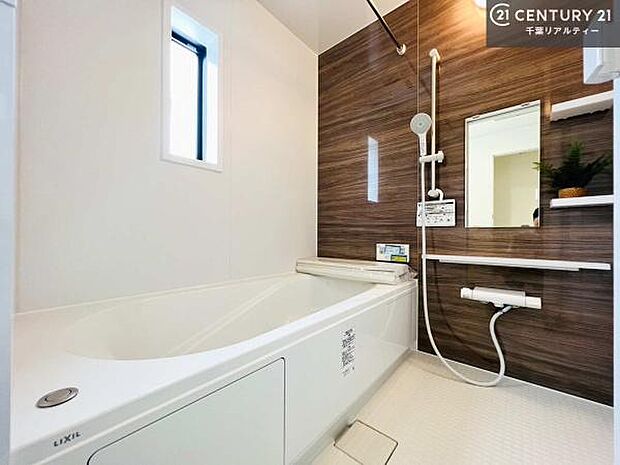 【同仕様】広々バスで一日の疲れをリフレッシュ。足が伸ばせるので、浴槽にもゆったりと浸かれますね!毎日のバスタイムが楽しみになります。