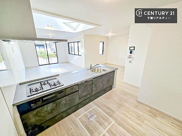 大人気の対面式システムキッチンを採用しています!ご家族のコミュニケーションが自然と増える設計です。お子様にも目が届くので嬉しいですね!広々使えて快適で作業が進みます。