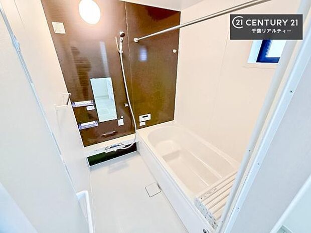 落ち着きある大人の雰囲気のバスルームは、味が出ていてバスタイムが充実!お仕事頑張っているご褒美にお好みの匂いの入浴剤を入れて、楽しんでみてはいかがでしょうか?