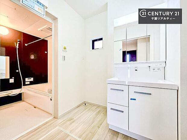 三面鏡仕様の洗面所は、身だしなみがしやすい造り!裏は収納になっています。ドライヤーやお化粧道具を片付けられるので洗面台周りをスッキリと見せることが出来ます!