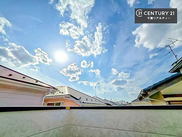 落ち着きある住宅街です!周囲には高い建物がなく、空が広く開放感があり、陽当たりを大きく遮られることもありません!気持ちの良い風が通り抜ける街並みです!