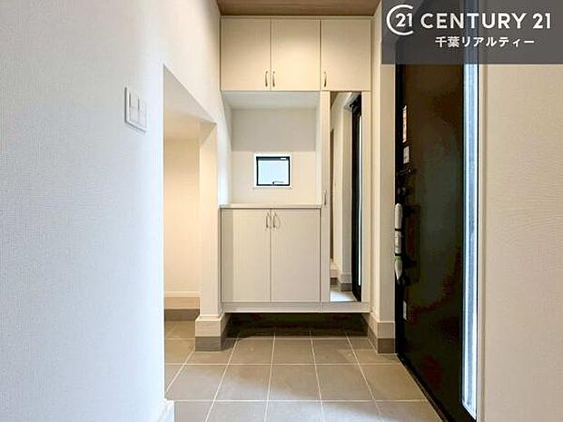 玄関収納が充実しているので、玄関周りがスッキリ片付き来客時に靴の置き場に困りません!