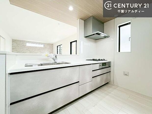 大人気の対面式システムキッチンを採用しています!ご家族のコミュニケーションが自然と増える設計です。お子様にも目が届くので嬉しいですね!広々使えて快適に作業が進みます。