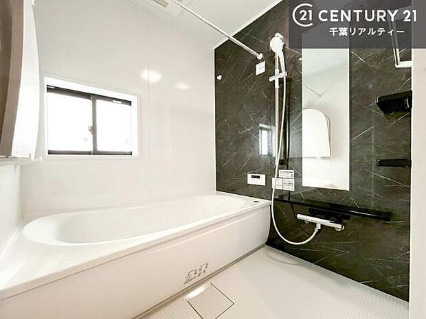 落ち着きある大人の雰囲気のバスルームは、味が出ていてバスタイムが充実!お仕事頑張っているご褒美にお好みの匂いの入浴剤を入れて、楽しんでみてはいかがでしょうか?