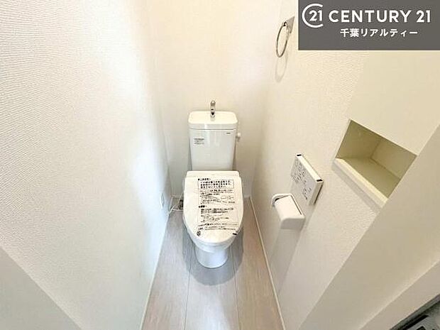 1・2階にトイレがございます!朝の忙しい時間帯も待たずにすみそうですね。白を基調とした清潔感のあるトイレでお手入れがしやすいです!