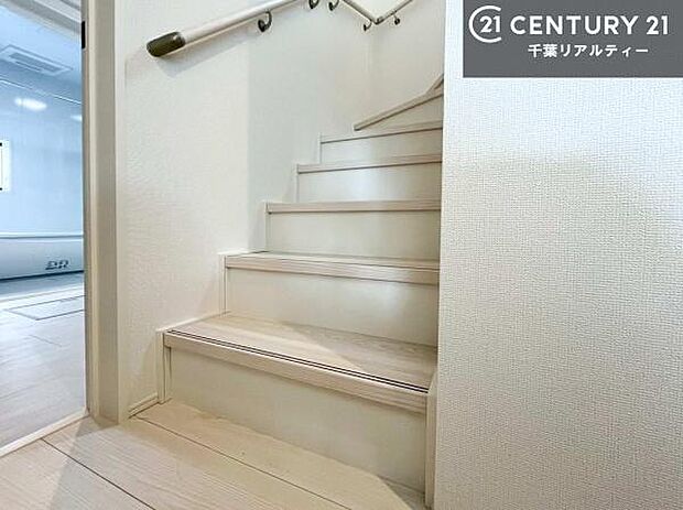 階段は明るく手摺りもついています!お子様やご年配の方も安心してご利用頂けますね!
