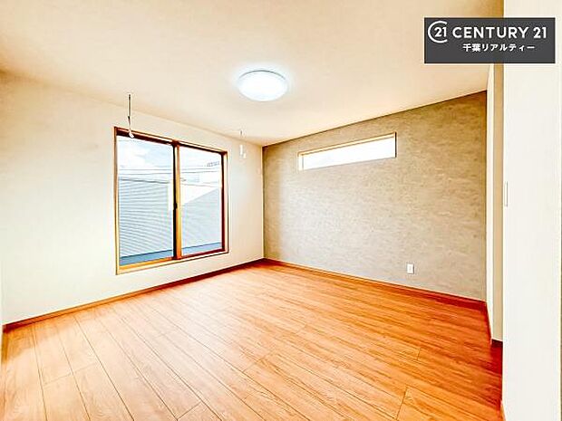 バルコニーに面している洋室です。明るく温もりがあり、換気もしっかりできます!朝起きて、外に出て背伸びをしつつ深呼吸をし良い朝を迎え入れることができます。