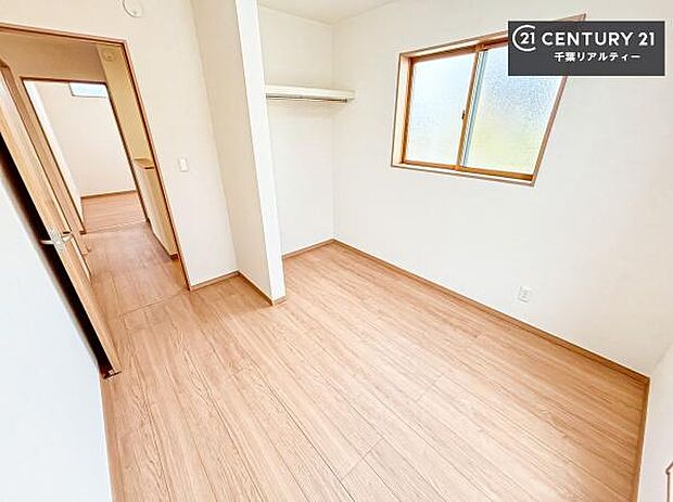 掃き出し窓がないお部屋は、お子様のお部屋としても安心です!収納スペースも充実しているので散らかったお部屋をサッと片付けられます!