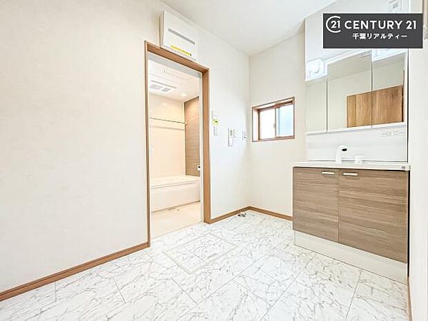 三面鏡仕様の洗面所は、身だしなみがしやすい造り!裏は収納になっています。ドライヤーやお化粧道具を片付けられるので洗面台周りをスッキリと見せることが出来ます!