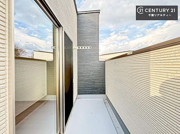 陽当たりの良いバルコニーで、お洗濯物もよく乾きそうですね!お天気の良い日にはバルコニーへ出てリフレッシュするのも気持ちよさそうです。