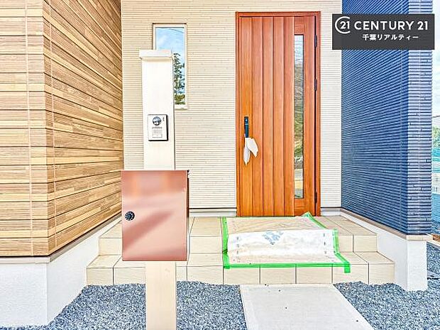 独立ポストを備えた戸建て住宅。玄関周りもすっきりとした印象で、郵便物の受け取りもスムーズに行えます。住まいの外観にも調和した使い勝手の良い設備です。