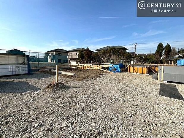 駐車スペースは2台分あります!セカンドカーはもちろん、バイクや自転車なども置き場所に困りません。