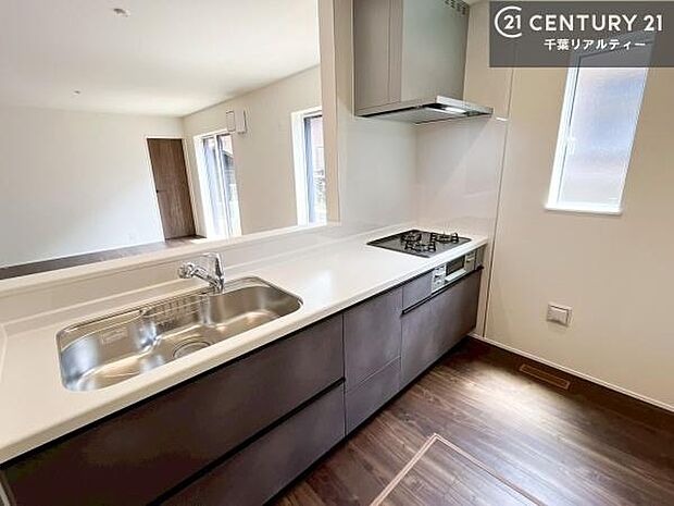 【同ハウスメーカー施工例】大人気の対面式システムキッチンを採用しています!ご家族のコミュニケーションが自然と増える設計です。お子様にも目が届くので嬉しいですね!広々使えて快適で作業が進みます。