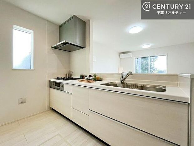 【同ハウスメーカー施工例】大人気の対面式システムキッチンを採用しています!ご家族のコミュニケーションが自然と増える設計です。お子様にも目が届くので嬉しいですね!広々使えて快適で作業が進みます。