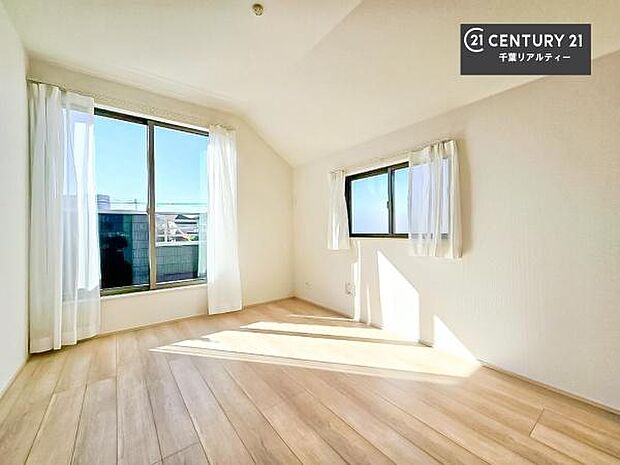 バルコニーに面している洋室です。明るく温もりがあり、換気もしっかりできます!朝起きて、外に出て背伸びをしつつ深呼吸をし良い朝を迎え入れることができます。