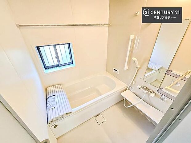 浴室に窓が付いているので、換気ができますね!自然乾燥でカビや水垢対策で光熱費削減!お手入れ楽々!足が伸ばせる浴槽は1日の疲れが取れる癒しの空間!