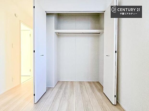 収納が充実しているからこそ、お部屋はいつも広々。掃除や片付けもラクになり、居心地の良い暮らしが続きます。