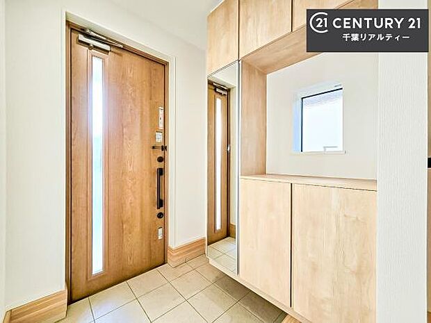 シューズボックス付きなので、玄関が片付きお掃除がしやすいです!スッキリした玄関で戸を開けた瞬間、清潔感のある心地いい空間が出迎えてくれます。