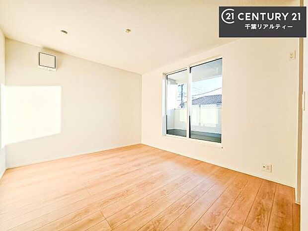 バルコニーに面している洋室です。明るく温もりがあり、換気もしっかりできます!朝起きて、外に出て背伸びをしつつ深呼吸をし良い朝を迎え入れることができます。