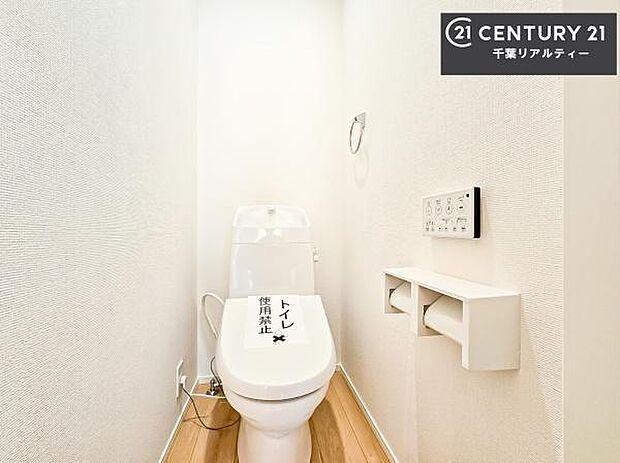 1・2階にトイレがございます!朝の忙しい時間帯も待たずにすみそうですね。白を基調とした清潔感のあるトイレでお手入れがしやすいです!