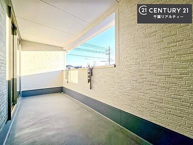 インナーバルコニー!屋根が付いているので、急に雨が降っても濡れにくく安心!強い日差しもカットしてくれるので、お天気の良い日は、お外へ出て深呼吸するのもよさそうです!