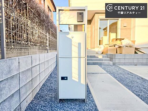 郵便ポスト一体型の宅配ボックス付きで不在時でも荷物が受け取れてとっても便利!家にいなきゃいけないストレス回避!再配達の手間が省けます!